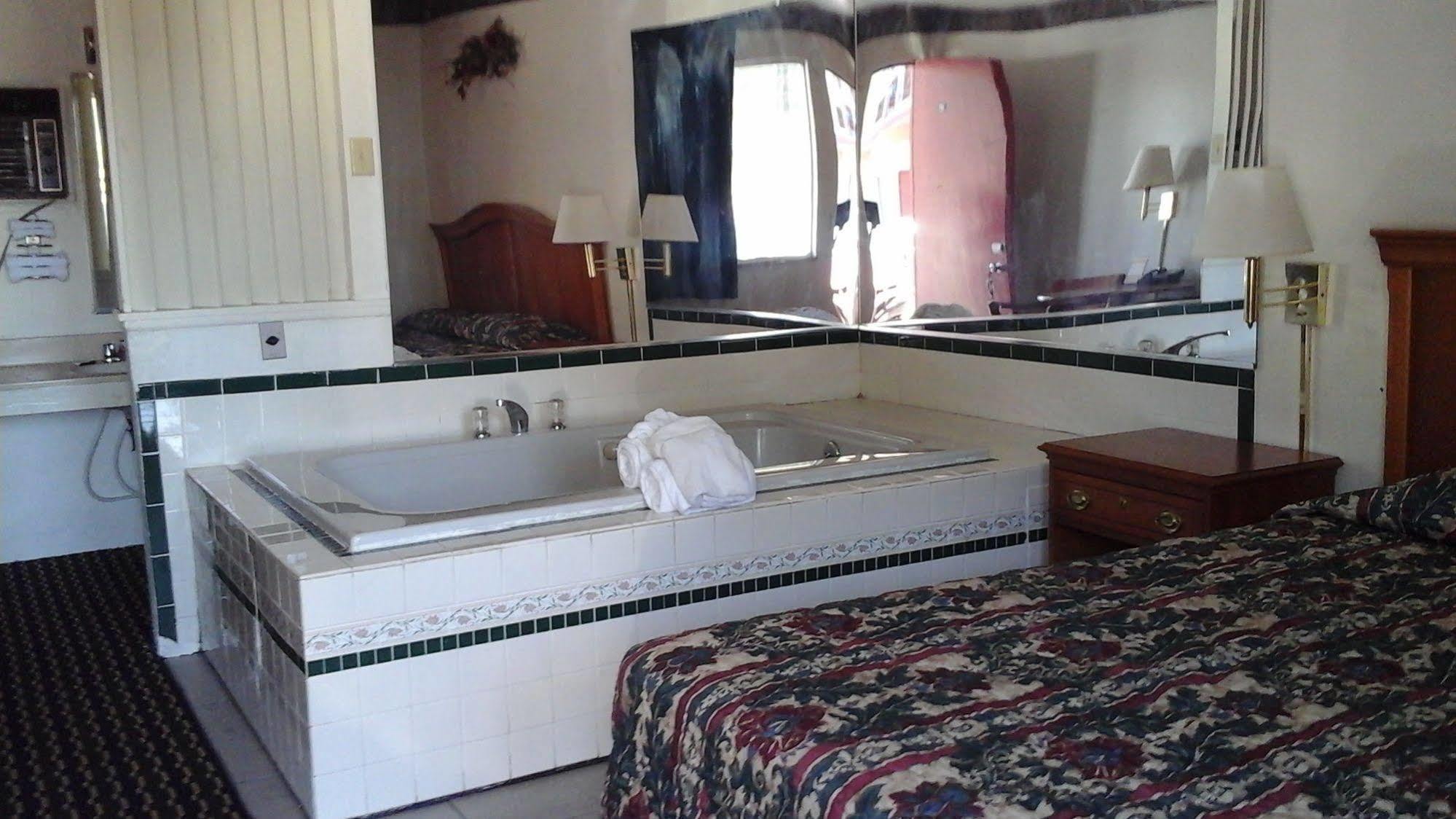 Seaway Motel Roosevelt Park Dış mekan fotoğraf